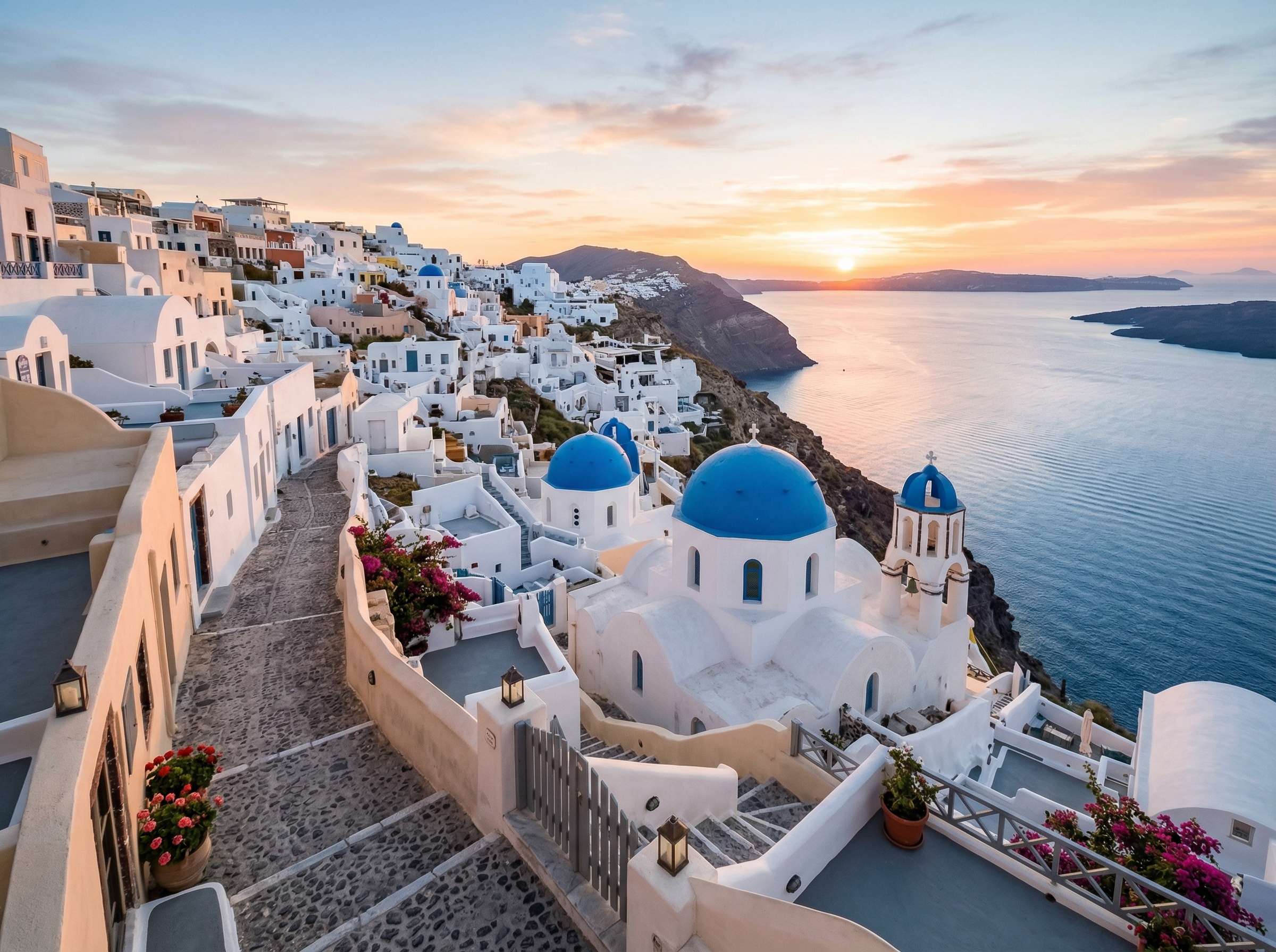 Leere Gassen in Oia auf Santorini während des Sonnenaufgangs mit Blick auf die blauen Kuppeln und das Ägäische Meer